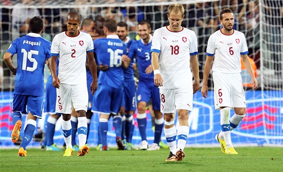 Zatímco italští fotbalisté slaví, Češi smutně koukají do země.