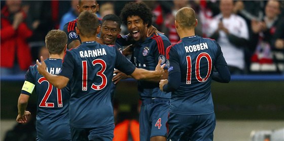 NMECKÁ RADOST. Fotbalisté Bayernu Mnichov se radují z gólu.