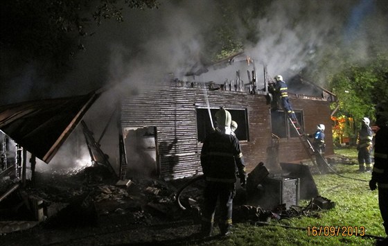 Poár zcela zniil klubovnu junáka v parku v Plzni na Borech. Ohnisko poáru...