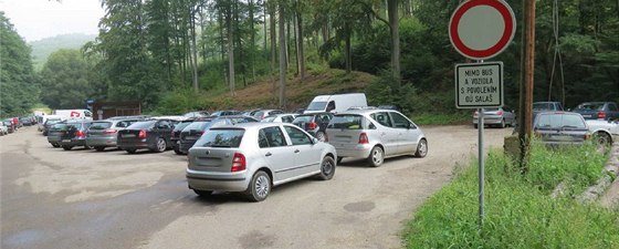 Houbai zablokovali autobusovou tonu u obce Sala. idii autobusu museli...