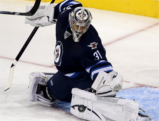 Gólman Ondej Pavelec z Winnipegu v pípravném utkání s Edmontonen.