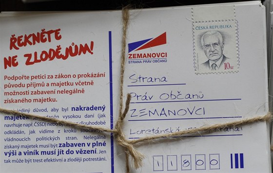 Zemanovci nechali dát do schránek občanů korespondenční lístky s peticí za