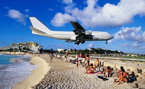 Princess Juliana International Airport leí hned vedle pláe Maho Beach na karibském ostrov St. Maarten