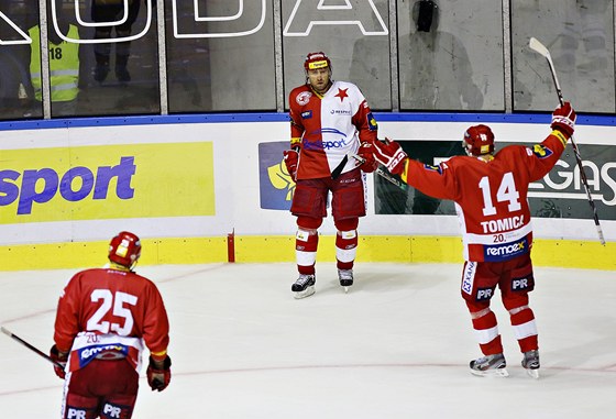 Jaroslav Bedná se raduje se spoluhrái z gólu.
