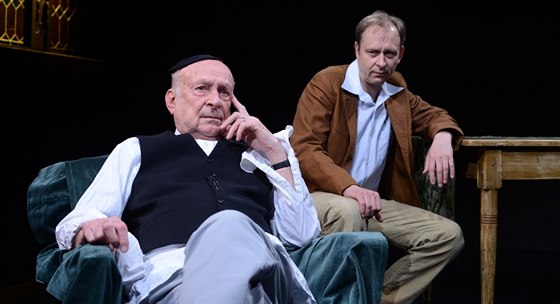 Na pódiu Divadla v ezinické se poprvé seli otec a syn Zindulkovi.
