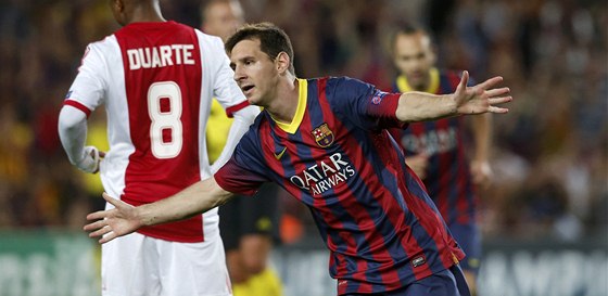 STÍLÍM GÓLY BEZ USTÁNÍ. Lionel Messi z Barcelony slaví svj gól proti Ajaxu
