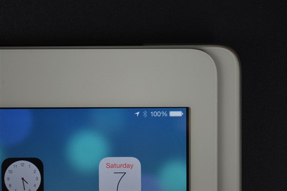 Nový velký iPad 5 (nahoře) by měl být menší než jeho předchůdce.