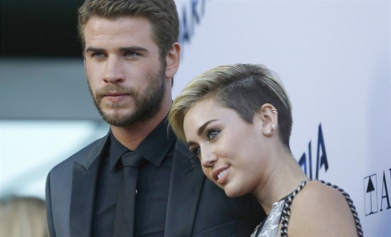 Liam Hemsworth a Miley Cyrusová (8. srpna 2013)