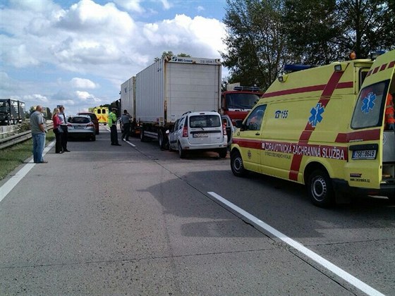 Nehoda na D1 uzavela dálnici na 41. kilometru u Diviova ve smru na Brno.