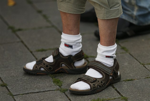 Čouhající kalhotky i ponožky v sandálech. Módní přešlapy jsou nově trendy