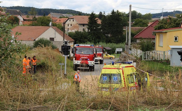 Motorový vlak narazil na Pardubicku do osobního auta, řidička je zraněná