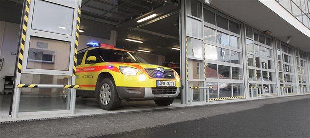 Ve zdravotnické škole v Plzni unikla neznámá látka, záchranka ošetřila 13 lidí