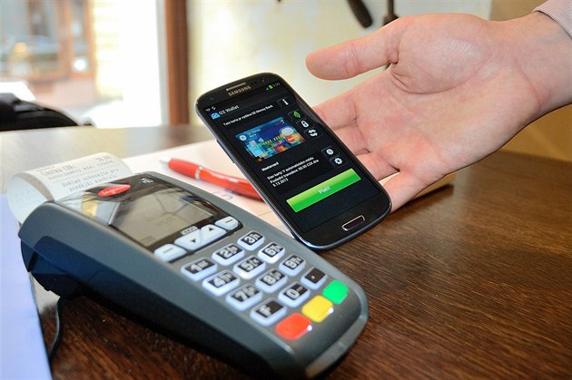 Bezkontaktní platba mobilem (Ilustra�ní foto)