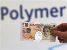 Desetilibrová bankovka z polypropylenové folie. Britové by plastovými...