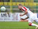 Útoník Slavie Dávid kutka dává hlavikou první gól do sít HFK Olomouc.