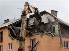 Bourání tvrtého patra domu v Havíov-umbarku, ponieného výbuchem plynu.