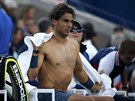 PEVLÉKÁNÍ. Rafael Nadal mní triko bhem finále US Open.