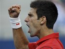 NOLEHO RADOST. Novak Djokovi slaví povedený míek bhem finále US Open s...
