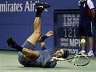 PÁD. Bhem jedné z výmn ve finále US Open Rafael Nadal uklouzl, natstí se mu...