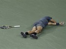 PORAENÝ? NE, AMPION! Rafael Nadal leí na zemi, ovem nesmutní, naopak. Práv...