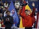 POTLESK PRO SOUPEE. Rafael Nadal uznale tleská poraenému ve finále US Open...