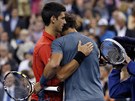 DÍKY ZA DOBROU BITVU. Novak Djokovi gratuluje Rafaelu Nadalovi k výhe na US...