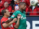 ZDENK POSPCH V AKCI. Kevin-Prince Boateng (vpravo) ze Schalke 04 si stráí...