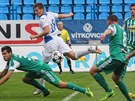 STELEC PRVNÍHO GÓLU PADÁ. Jakub tochl z vrovických Bohemians (vlevo v...