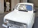 Pape Frantiek pebr svj nov papamobil. Se skoro ticetiletm Renaultem 4