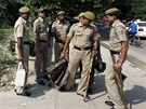 Skupina indických policist dohlíí na bezpenost ped soudem v Novém Dillí,...