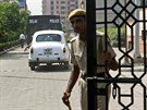 Indický policista zavírá píjezdovou bránu k soudu v Novém Dillí poté, co jí...