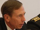 Americký generál a bývalý éf CIA David Petraeus s náelníkem generálního tábu