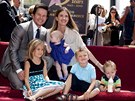 Herec Mark Wahlberg s rodinou u své hvzdy na hollywoodském chodníku slávy...