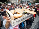 Dobrovolníci rozdávali na Václavském námstí v Praze jídlo pro tisíc lidí,