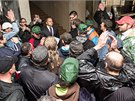 Protestující havíi uvnit bývalého editelství OKD na Prokeov námstí v