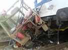 Sráka vlaku a traktoru na elezniním pejezdu v Leskách na Tebísku.
