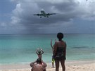 Na ostrov St. Maarten pistávají letadla hned za písenou pláí Maho.