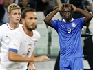 Italský útoník Mario Balotelli se drí za hlavu poté, co nepromnil velkou