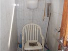 Záchod v podchodu metra v Kobylisích.