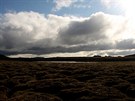 Lávové pole vytváí obrázek typické islandské krajiny.