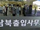 Fronta Jihokorejc ped smnárnou v pondlí 16. záí 2013, kdy se znovu...