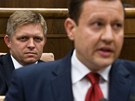 Slovenský premiér Robert Fico a ministr financí Peter Kaimír bhem vystoupení