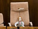 Místo premiéra Fica sedí na jeho kesle v parlamentu loutka. Nahoe pedseda