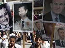 Stoupenci syrského prezidenta Baára Asada ped budovou parlamentu v Damaku