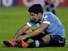 Uruguayský fotbalista Luis Suarez se vzpamatovává z faulu.