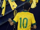 Brazilský kanonýr Neymar prochází kolem fanouk svého týmu.