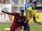 Portugalský reprezentant Nani (vlevo) se pokouí vymanit ze sevení Brazilce...