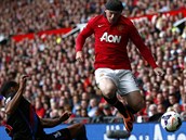 ROONEY S HLAVOU OBVZANOU. Wayne Rooney (vpravo) z Manchesteru United bojuje o...
