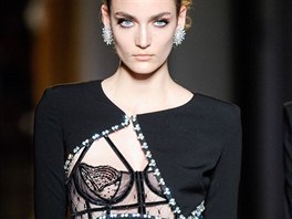Neotelá kombinace punku a glamouru byla k vidní na pehlídce znaky Versace....
