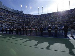 SHOW PED FINÁLE. Amerití vojáci roztahují vlajku USA ped finále muské...